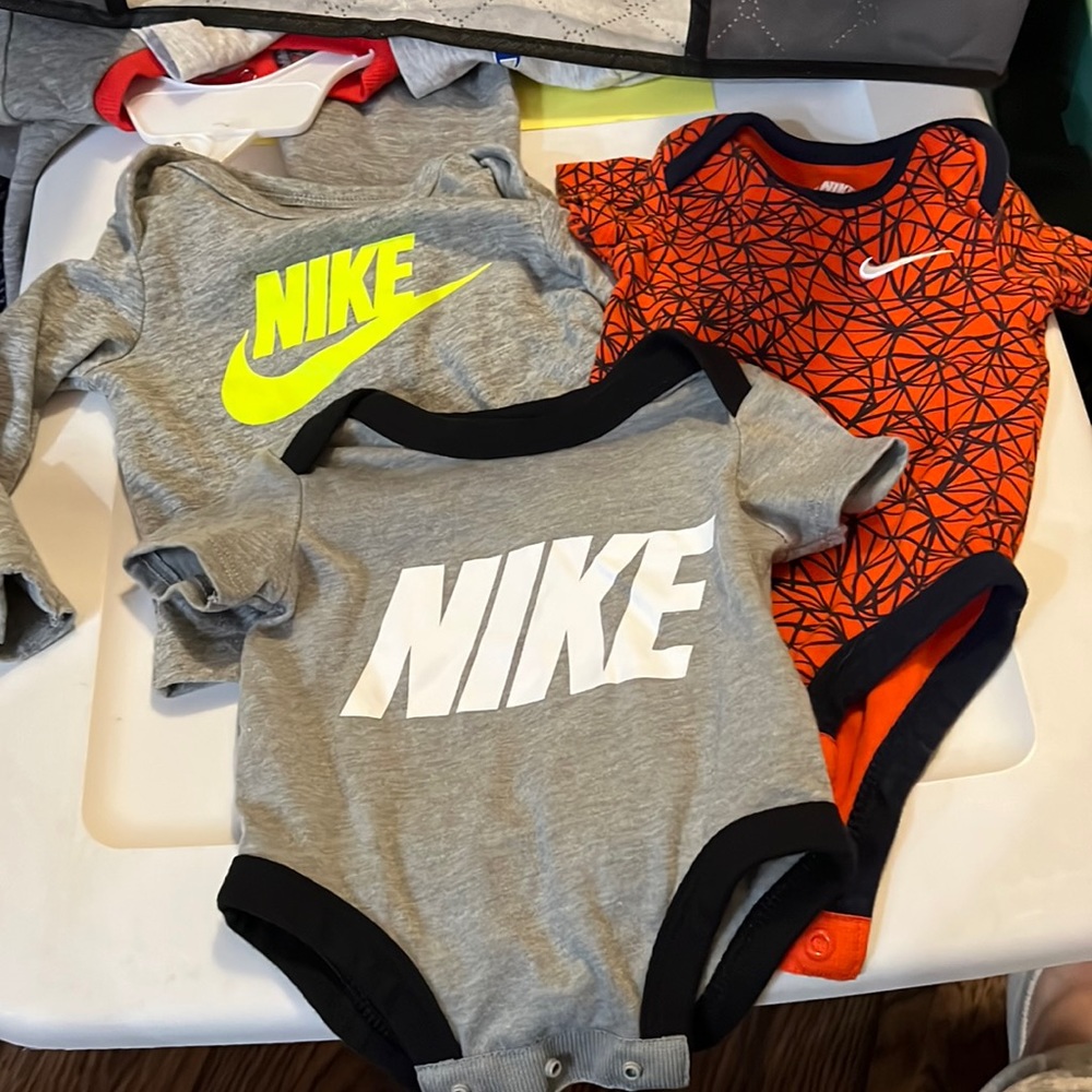 3 nike shirt/onesies newborn 0-3 months